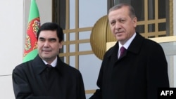 Türkiýäniň prezidenti Rejep Taýyp Erdogan (s) we Türkmenistanyň prezidenti Gurbanguly Berdimuhamedow (ç), Ankara, 3-nji mart, 2015. 