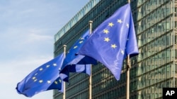 Ilustrativna fotografija, zastave Evropske unije ispred sedišta u Briselu, 18. jun 2025. 
