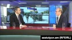 Глава миссии Армении в НАТО Гагик Ованнисян (слева) дает интервью директору Радио Азатутюн Грайру Тамразяну, Ереван, 12 марта 2019 г. 