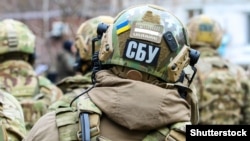 За даними слідства, затриманим виявився місцевий житель Житомирщини, який мобілізувався до лав ЗСУ і проходив службу в одному з гарнізонів на півночі України.
