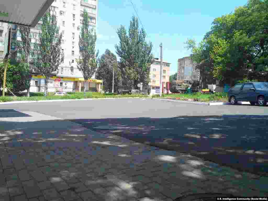 Фотография из социальных сетей: комплекс "Бук" на улице Краснодона. Фотография распространена американским разведсообществом 22 июля.