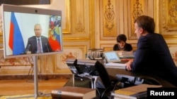 Makronyň metbugat gullugynyň maglumatyna görä, Putin bilen telefon söhbetdeşligi iki sagat dowam edipdir.