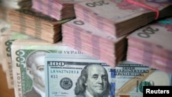 Українська зміцнюється на міжбанківському валютному ринку від початку місяця