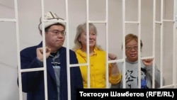 "Социал-демократтар" партиясынын лидери жана мүчөлөрү сотто. Бишкек. Ноябрь, 2024-жыл.