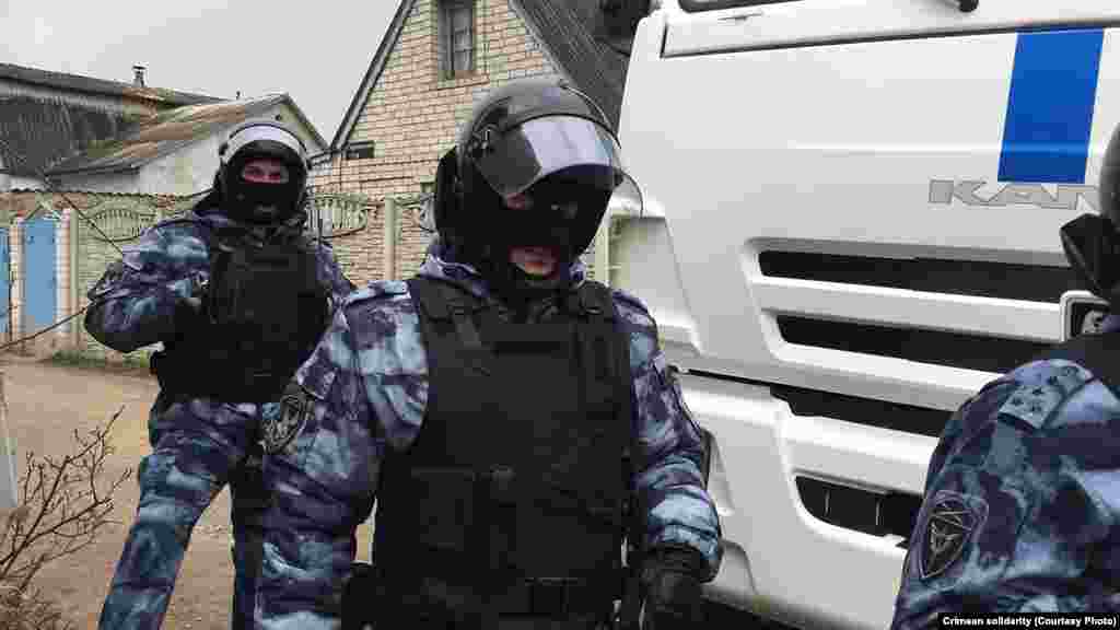 Tintüvlerni bir qaç hızmetniñ vekilleri keçire: Rusiye İç işler nazirligi, FSB ve Rusiye gvardiyası