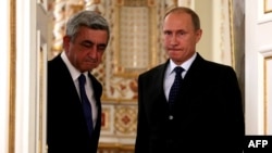 Russia -- President Vladimir Putin (R) and his Armenian counterpart Serzh Sarkisian meet in Novo-Ogaryovo, September 3, 2013
