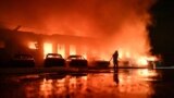 Ukrajinski vatrogasac gasi požar u privatnom preduzeću koje je pogođeno u ruskom napadu dronom u Zaporižju.