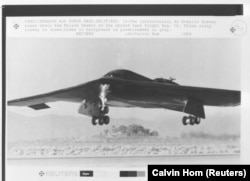 Bombarduesi B-2 duke fluturuar mbi shkretëtirën Mojave, gjatë testimit të dytë të këtij aeroplani në gusht të vitit 1989.
