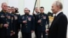 Орусиянын президенти Владимир Путин аскерлерге сыйлык тапшыруу аземинде, 23-февраль, 2025-жыл 