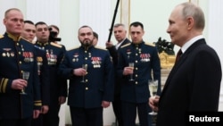 Орусиянын президенти Владимир Путин аскерлерге сыйлык тапшыруу аземинде, 23-февраль, 2025-жыл 