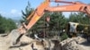 Эксперты уже поговаривают о политических последствиях вероятного срыва строительства: подобный скандал явно на руку оппозиционному большинству в парламенте в преддверии президентских выборов
