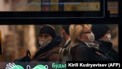 Пасажири в московському автобусі, Росія, 16 жовтня