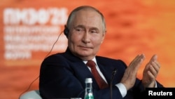 Prezident Vladimir Putin Sankt-Peterburq Beynəlxalq İqtisadi Forumunun plenar iclasında.