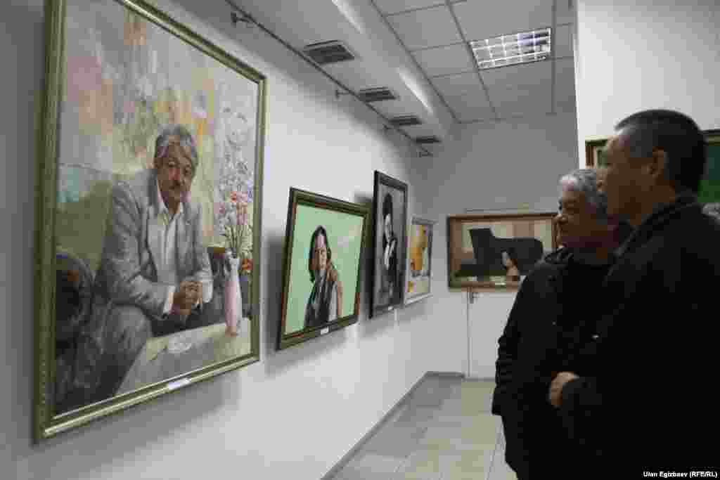 Куудул Күмөндөр Абылов өзүн портреттен көрүп суктанып жаткан кербези.