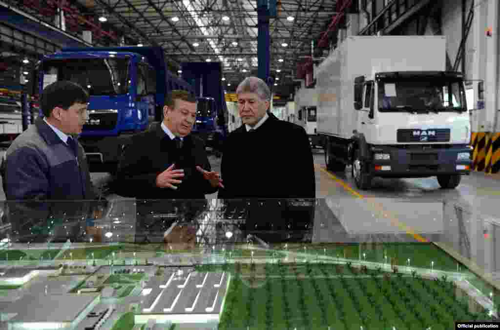 Кыргызстан жана Өзбекстан президенттери Самаркандагы өзбек-немис Man Auto-Uzbekistan биргелешкен ишканасын кыдырып чыгышты.&nbsp;